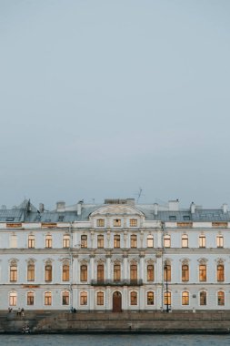 Tarihi binaların mimari unsurları. St. Petersburg sokaklarında köprüler ve nehirler ile. Gün batımında şehrin gece görünümü.