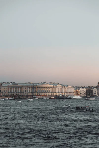 Formalną Architektury Sankt Petersburgu Mosty Nabrzeże Rzeki Newy Zachód Słońca — Zdjęcie stockowe