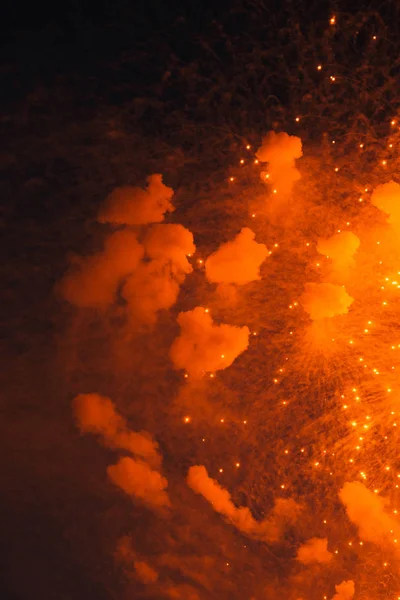 Doku gece gökyüzünde havai fişek. Parlak ışıklar, St. Petersburg. Kırmızı duman ve yanıp söner