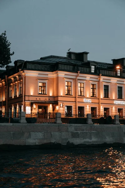 历史建筑的建筑元素 圣彼得堡的街道与桥梁和河流 日落时欣赏城市夜景 — 图库照片