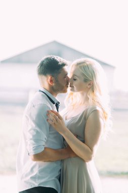 Düğün çiftlikte Avrupa tarzı. Binayı terk edilmiş. Güzel Sanatlar işleme tarzı.