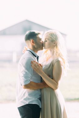 Düğün çiftlikte Avrupa tarzı. Binayı terk edilmiş. Güzel Sanatlar işleme tarzı.