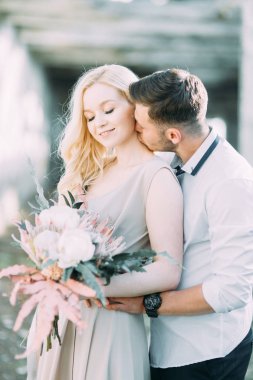 Düğün çiftlikte Avrupa tarzı. Binayı terk edilmiş. Güzel Sanatlar işleme tarzı.