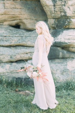 Düğün kayalar tarafından dağlarda. Güzel Sanatlar tarzında töreni. Yeni evliler, yaz yürüyüş fotoğraf çekimi.