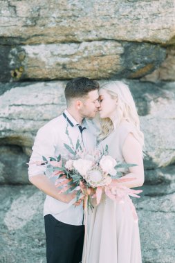 Düğün kayalar tarafından dağlarda. Güzel Sanatlar tarzında töreni. Yeni evliler, yaz yürüyüş fotoğraf çekimi.