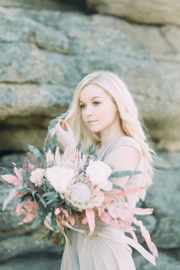 Düğün kayalar tarafından dağlarda. Güzel Sanatlar tarzında töreni. Yeni evliler, yaz yürüyüş fotoğraf çekimi.