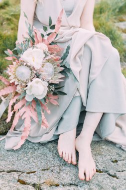 Lavstori güzel sanatlar tarzında doğada. Gün batımında düğün yürüyüş. Bir fotoğraf çekimi için dağ ve yaz gün.