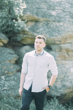 Lavstori güzel sanatlar tarzında doğada. Gün batımında düğün yürüyüş. Bir fotoğraf çekimi için dağ ve yaz gün.