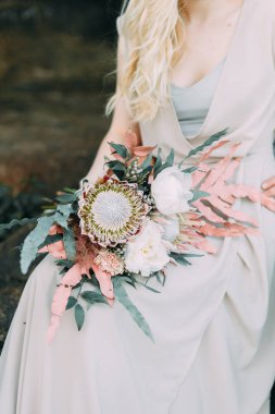Gelin Buketi güzel sanatlar tarzı. Dekor doğada bir düğün için. Özel çiçek ve çiçek Avrupa düğün.