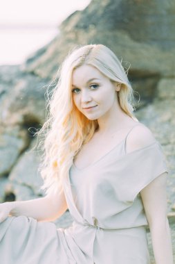 Doğada, dağlarda gelin. Düğün güzel sanatlar tarzında. Dağlar ve boudoir elbiseli günbatımı.