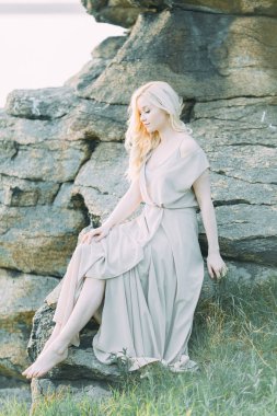 Doğada, dağlarda gelin. Düğün güzel sanatlar tarzında. Dağlar ve boudoir elbiseli günbatımı.