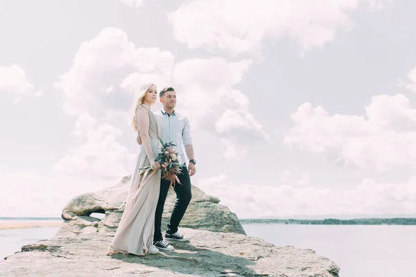 Bröllop Bergen Klipporna Ceremonin Stil Med Konst Sommar Promenader Fotosession — Stockfoto