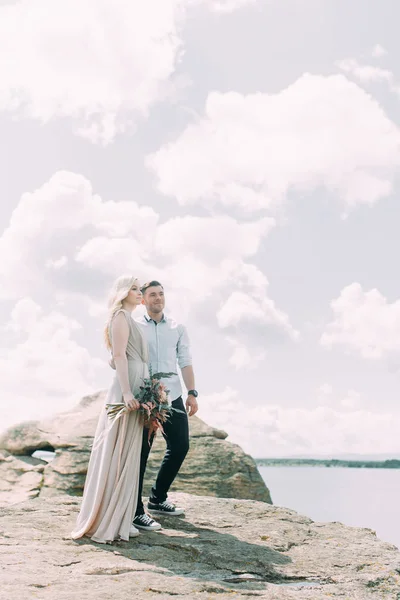 Bodas Las Montañas Junto Las Rocas Ceremonia Estilo Las Bellas —  Fotos de Stock