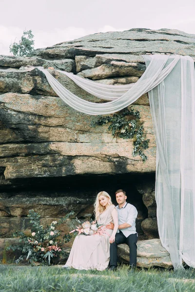 自然の山で結婚式 装飾美術のスタイルで 夏の定型化された写真撮影 — ストック写真