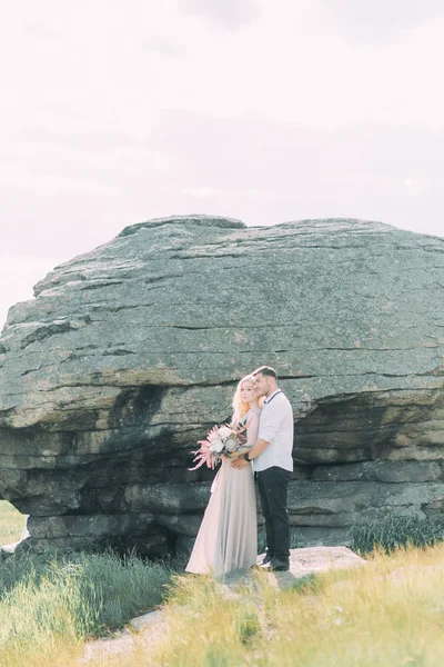 Matrimonio Passeggiata Servizio Fotografico Montagna Stile Belle Arti Nell Arredamento — Foto Stock