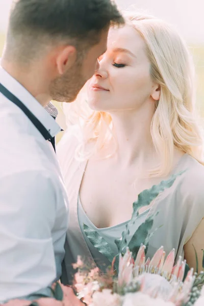 Hochzeitspaziergang Fotoshooting Den Bergen Kunststil Dekor Ein Stylisches Junges Model — Stockfoto