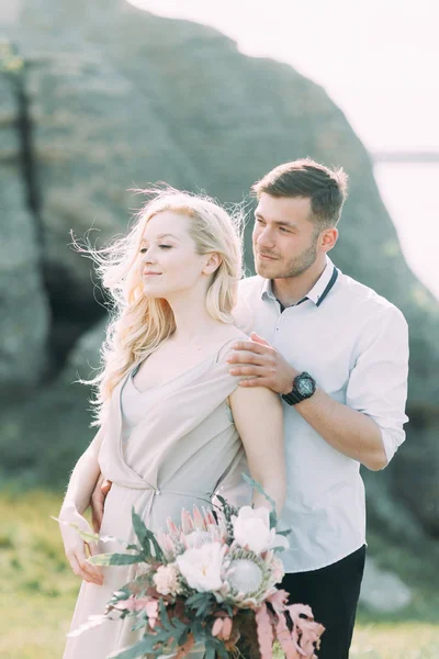 Casamento Casal Uma Caminhada Sessão Fotos Nas Montanhas Estilo Arte — Fotografia de Stock