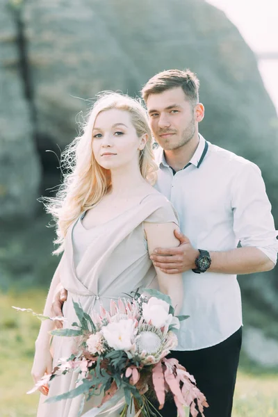 Hochzeitspaziergang Fotoshooting Den Bergen Kunststil Dekor Ein Stylisches Junges Model — Stockfoto