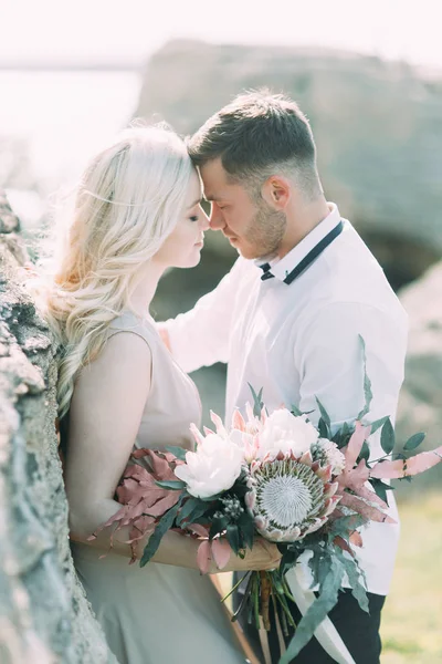 Wedding Couple Walk Photo Shoot Mountains Fine Art Style Decor — Stock Photo, Image