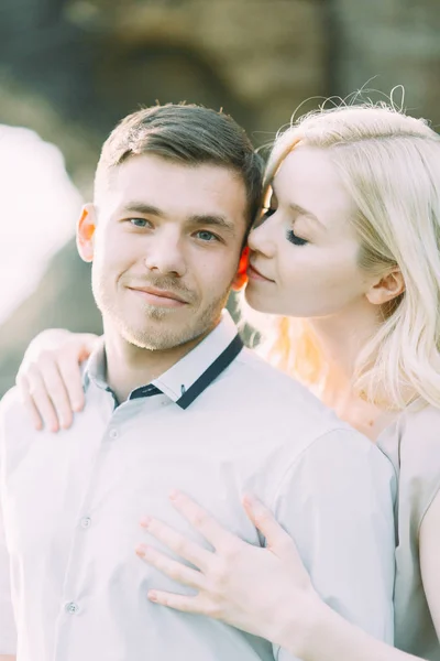 Bruidspaar Een Vrije Loop Fotoshoot Bergen Fine Art Stijl Het — Stockfoto