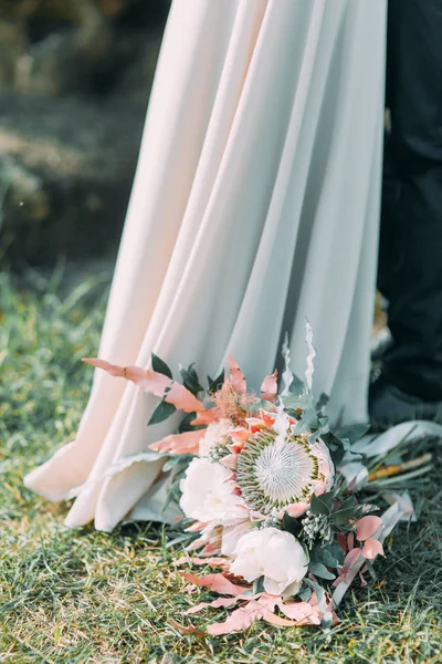 ファイン アート スタイルで花嫁のブーケ 自然の中の結婚式のための装飾 高級な花と花のヨーロッパの結婚式 — ストック写真