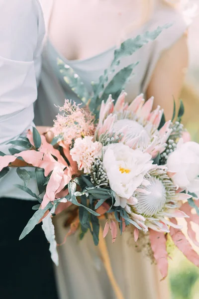 ファイン アート スタイルで花嫁のブーケ 自然の中の結婚式のための装飾 高級な花と花のヨーロッパの結婚式 — ストック写真