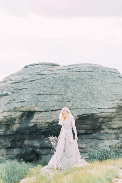 Novia Naturaleza Las Montañas Boda Estilo Las Bellas Artes Las —  Fotos de Stock