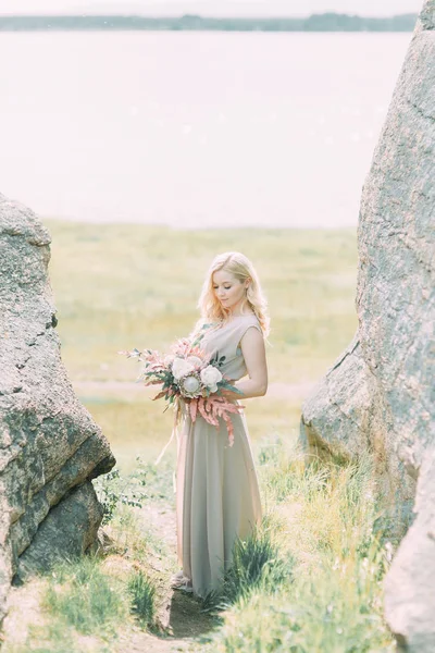 Novia Naturaleza Las Montañas Boda Estilo Las Bellas Artes Las —  Fotos de Stock