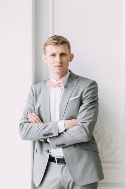 Şık modern damadın düğünden önce. Takım elbiseli bir adam portresi.