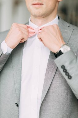 Şık modern damadın düğünden önce. Takım elbiseli bir adam portresi.