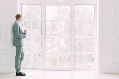 Şık modern damadın düğünden önce. Takım elbiseli bir adam portresi.