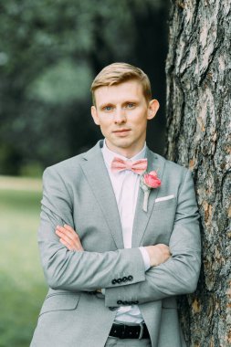 Şık modern damadın düğünden önce. Takım elbiseli bir adam portresi.