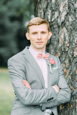 Şık modern damadın düğünden önce. Takım elbiseli bir adam portresi.