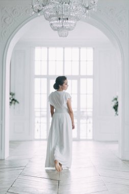 Güneşli sabah gelin. Stüdyoda Boudoir Fotoğraf çekimi. Güzel Sanatlar tarzında Rusya'da düğün.