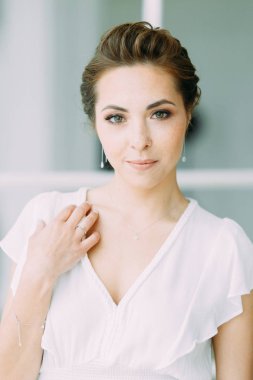 Güneşli sabah gelin. Stüdyoda Boudoir Fotoğraf çekimi. Güzel Sanatlar tarzında Rusya'da düğün.