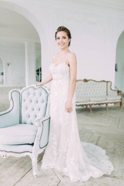 Güzel gelin beyaz bir stüdyoda. St. Petersburg'daki Rus düğün. Portre ve güzel sanatlar stil detayları.