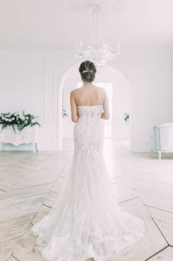 Güzel gelin beyaz bir stüdyoda. St. Petersburg'daki Rus düğün. Portre ve güzel sanatlar stil detayları.