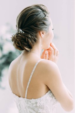 Güzel gelin beyaz bir stüdyoda. St. Petersburg'daki Rus düğün. Portre ve güzel sanatlar stil detayları.