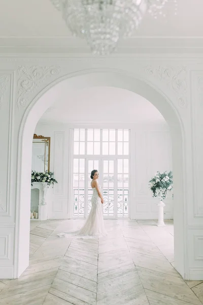 Schöne Braut Einem Weißen Studio Russische Hochzeit Petersburg Porträt Und — Stockfoto
