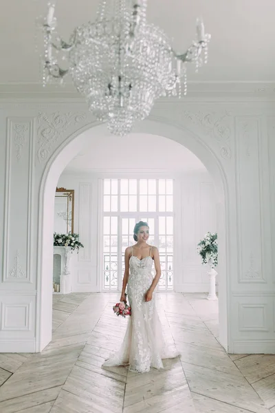 美丽的新娘在白色工作室 俄罗斯在圣彼得堡举行婚礼 美术风格的肖像和细节 — 图库照片