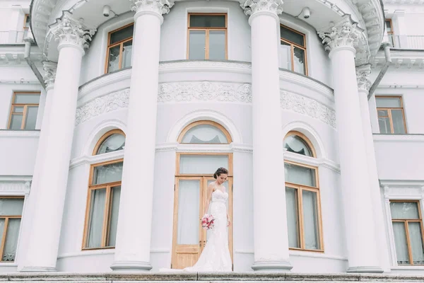 美丽的新娘在城堡的街道上 在叶拉金岛拍摄 俄罗斯婚礼在圣彼得堡 — 图库照片