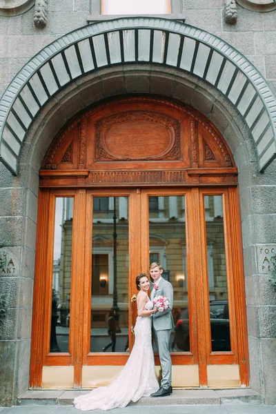 Elegante Boda San Petersburgo Sesión Fotos Pie Ciudad Estilo Europeo —  Fotos de Stock