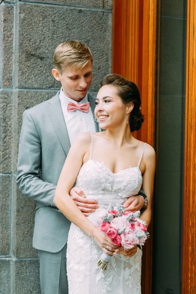 Elegáns Esküvői Szentpéterváron Város Sétáló Fotózásra Európai Stílusú Építészet — Stock Fotó