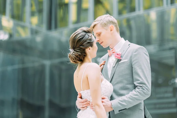 Elegante Boda San Petersburgo Sesión Fotos Pie Ciudad Estilo Europeo — Foto de Stock