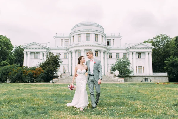 圣彼得堡时尚婚礼 叶拉金岛和城堡的背景 夫妇的步行照片会议 — 图库照片