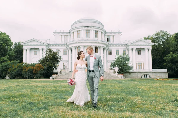 Casamento Elegante São Petersburgo Ilha Elagin Castelo Fundo Sessão Fotos — Fotografia de Stock