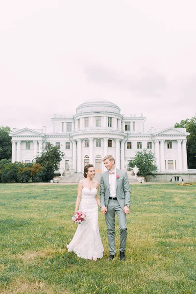 圣彼得堡时尚婚礼 叶拉金岛和城堡的背景 夫妇的步行照片会议 — 图库照片