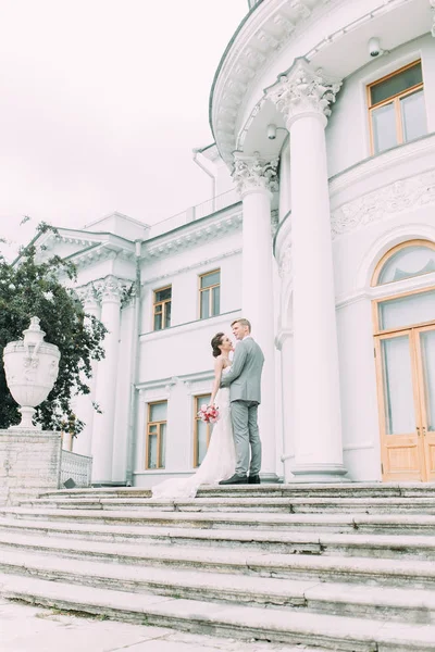 圣彼得堡时尚婚礼 俄罗斯婚礼在欧洲风格的城市 城堡与摄影拍摄的建筑曲线 — 图库照片