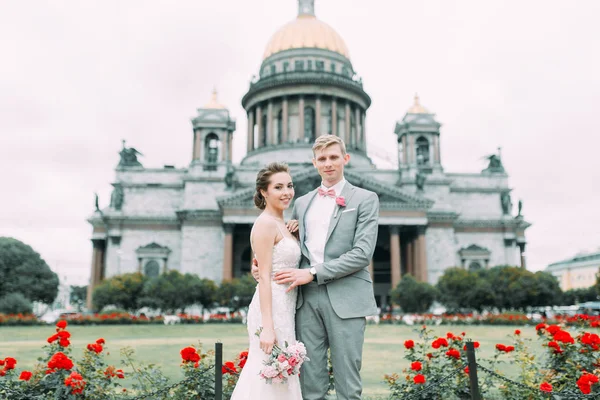 圣彼得堡时尚婚礼 俄罗斯婚礼在欧洲风格的城市 城堡与摄影拍摄的建筑曲线 — 图库照片