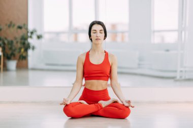 Yoga yerde. Bir Mat ile güzel bir kızla egzersiz. Sakin ol ve stand streç.